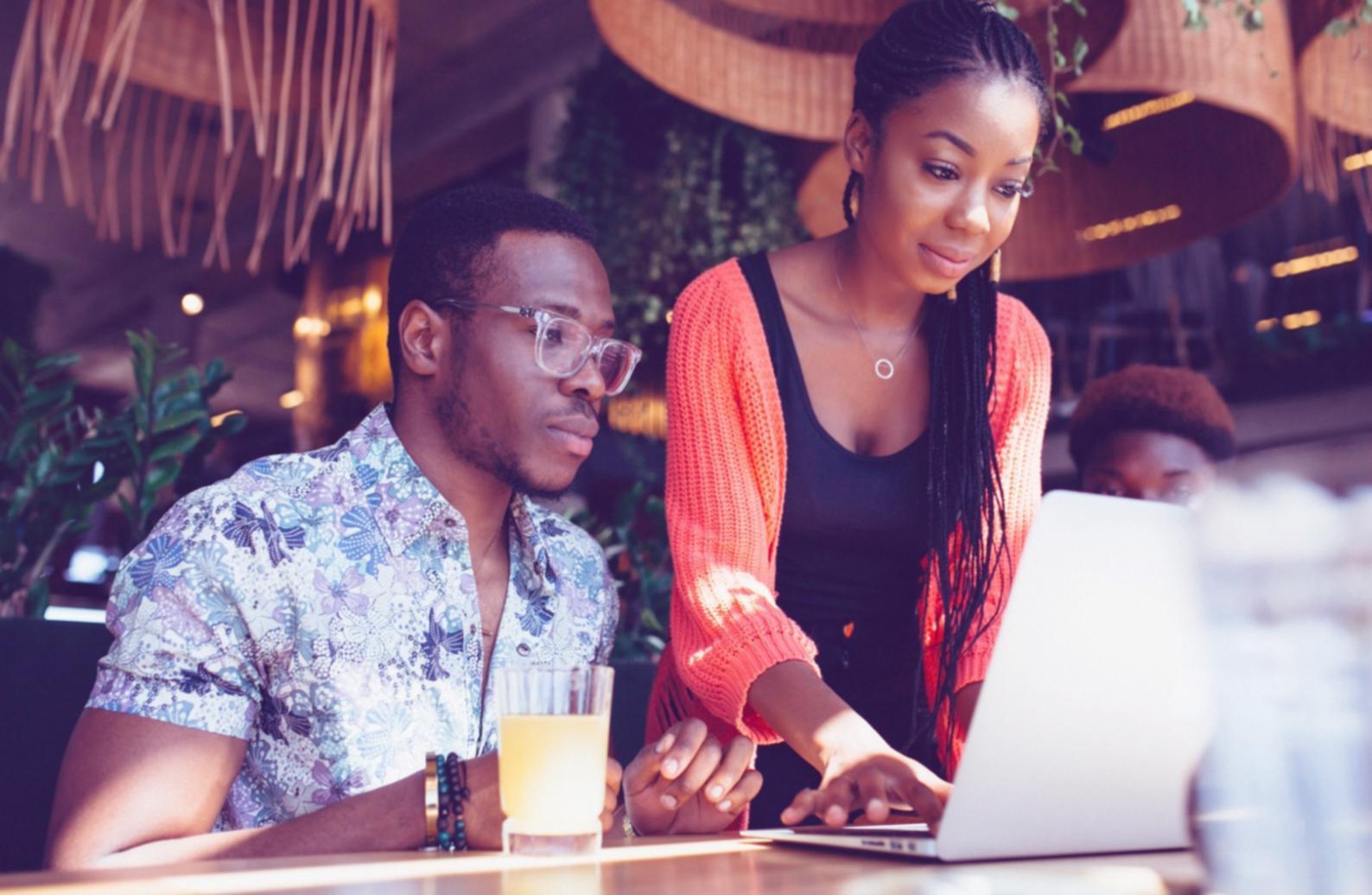 Estudiante revisando métricas de rendimiento web en herramienta profesional